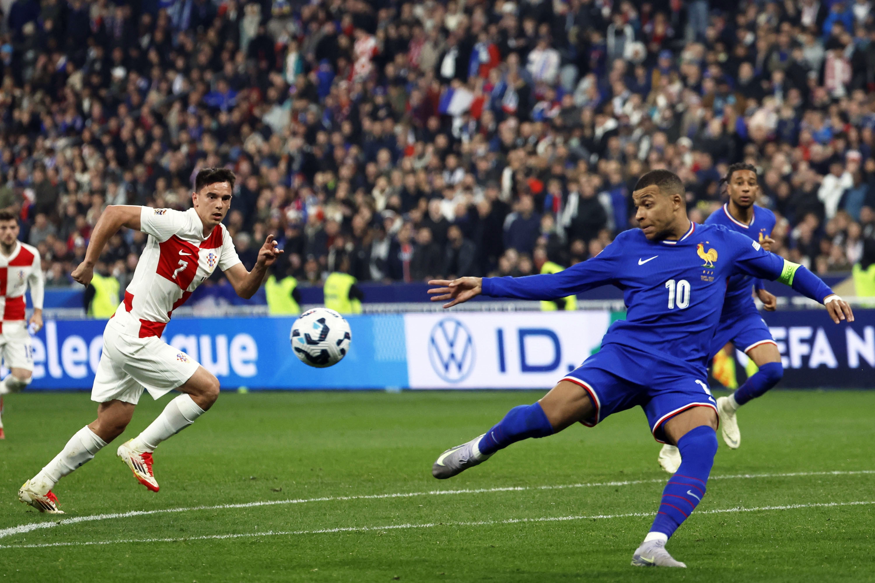 DB game-欧洲国家对决引发球迷激情，备战国际赛事