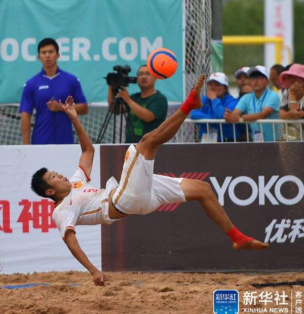 DB游戏-上海鹰队与对手在亚洲足球场上激战连连！