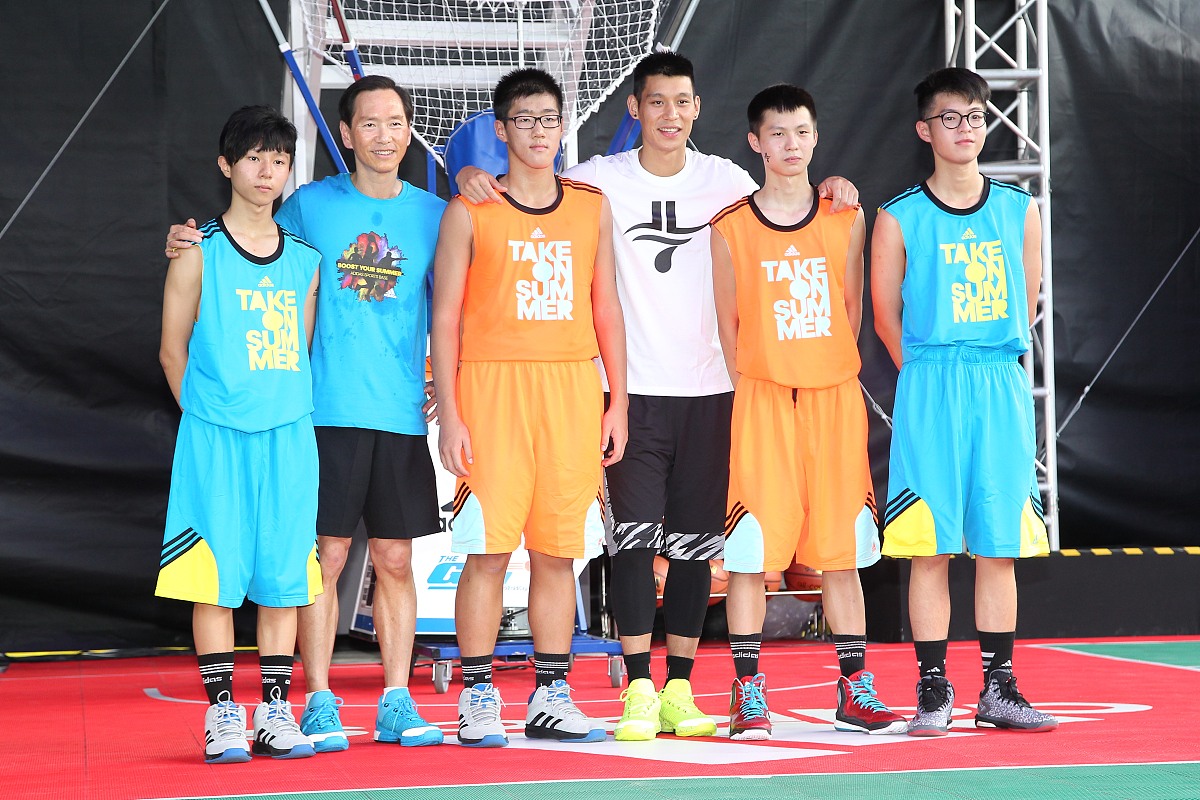 篮球联赛决赛，谁将夺得胜利荣耀