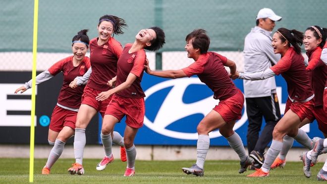 多宝彩票-国内足球联赛最佳选手评选，球迷观点分歧明显