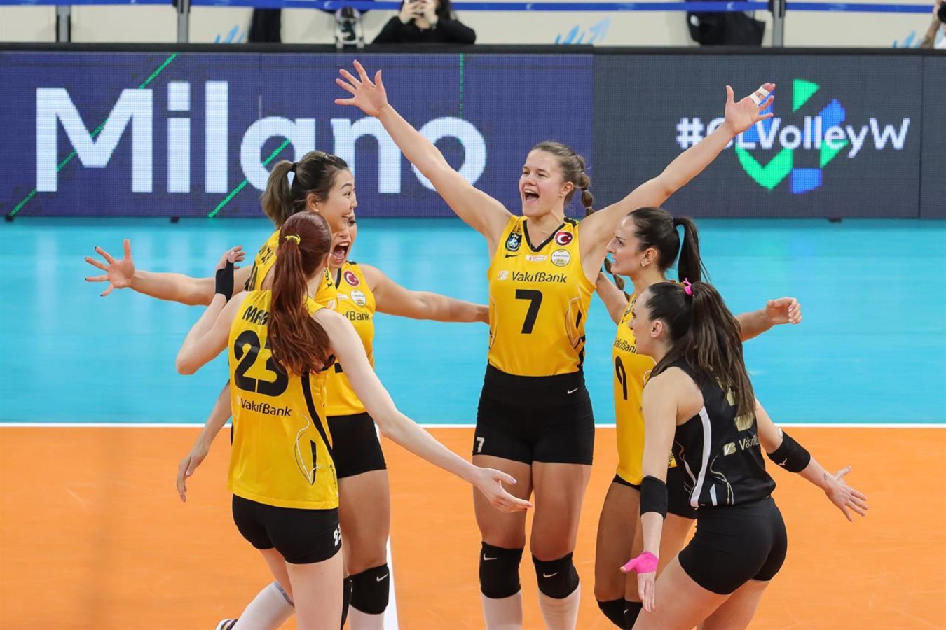 DB game-芬兰女排运动员集体庆祝晋级决赛