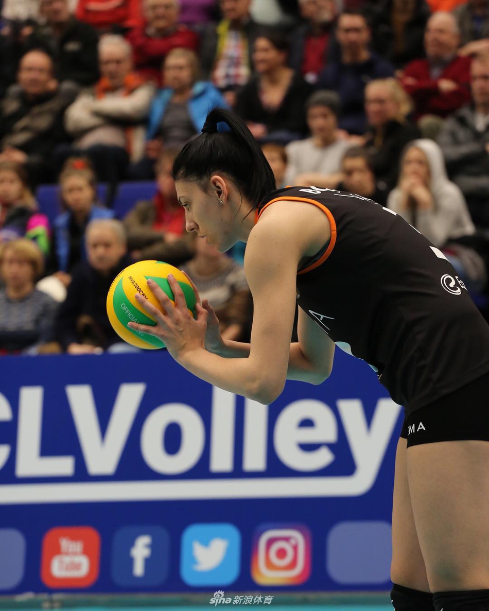 芬兰女排运动员集体庆祝晋级决赛 芬兰女排运动员集体庆祝晋级决赛