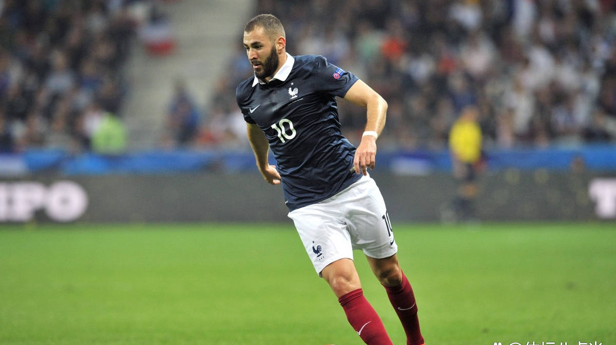 包含皇家马德里客场告捷，本泽马梅开二度的词条