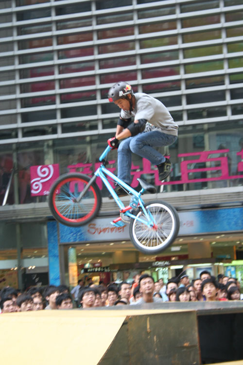 DB彩票平台-挑战极限！顶级球队展开较量