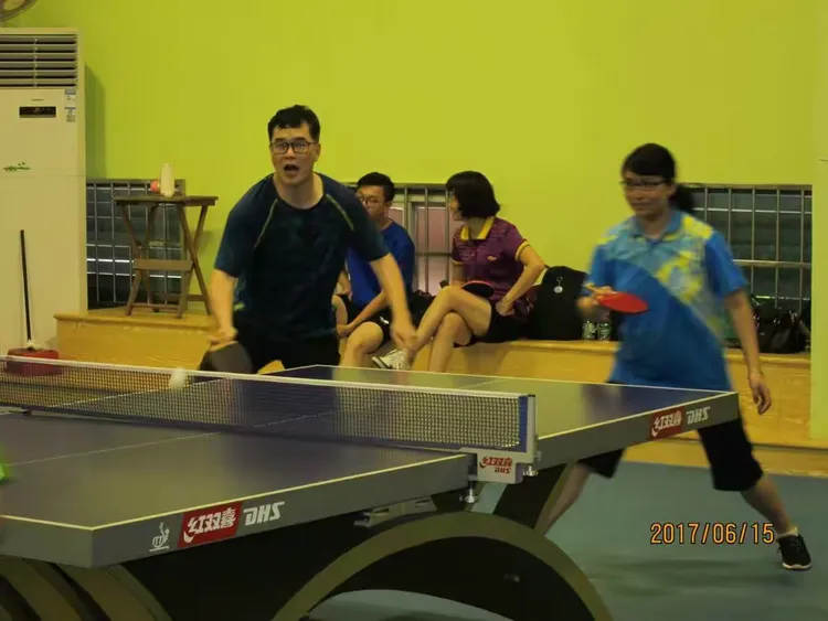 唇枪舌剑！乒乓球选手对决激烈刺激