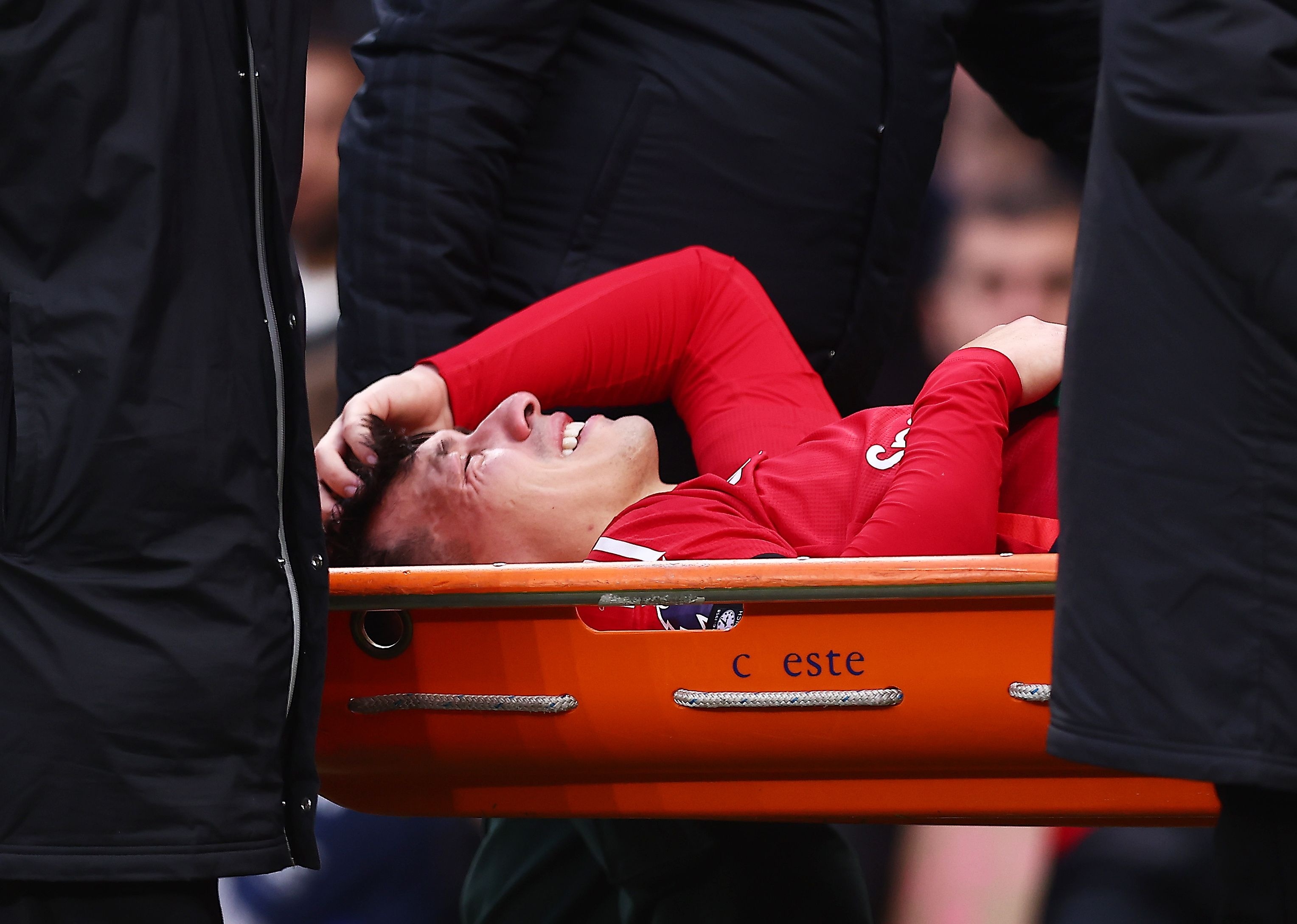 曼城后卫受伤在床，球队阵容遭受重压