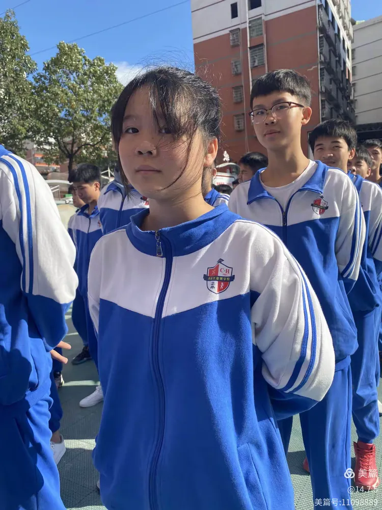 球队精神斗志昂扬，团结一心努力奋斗