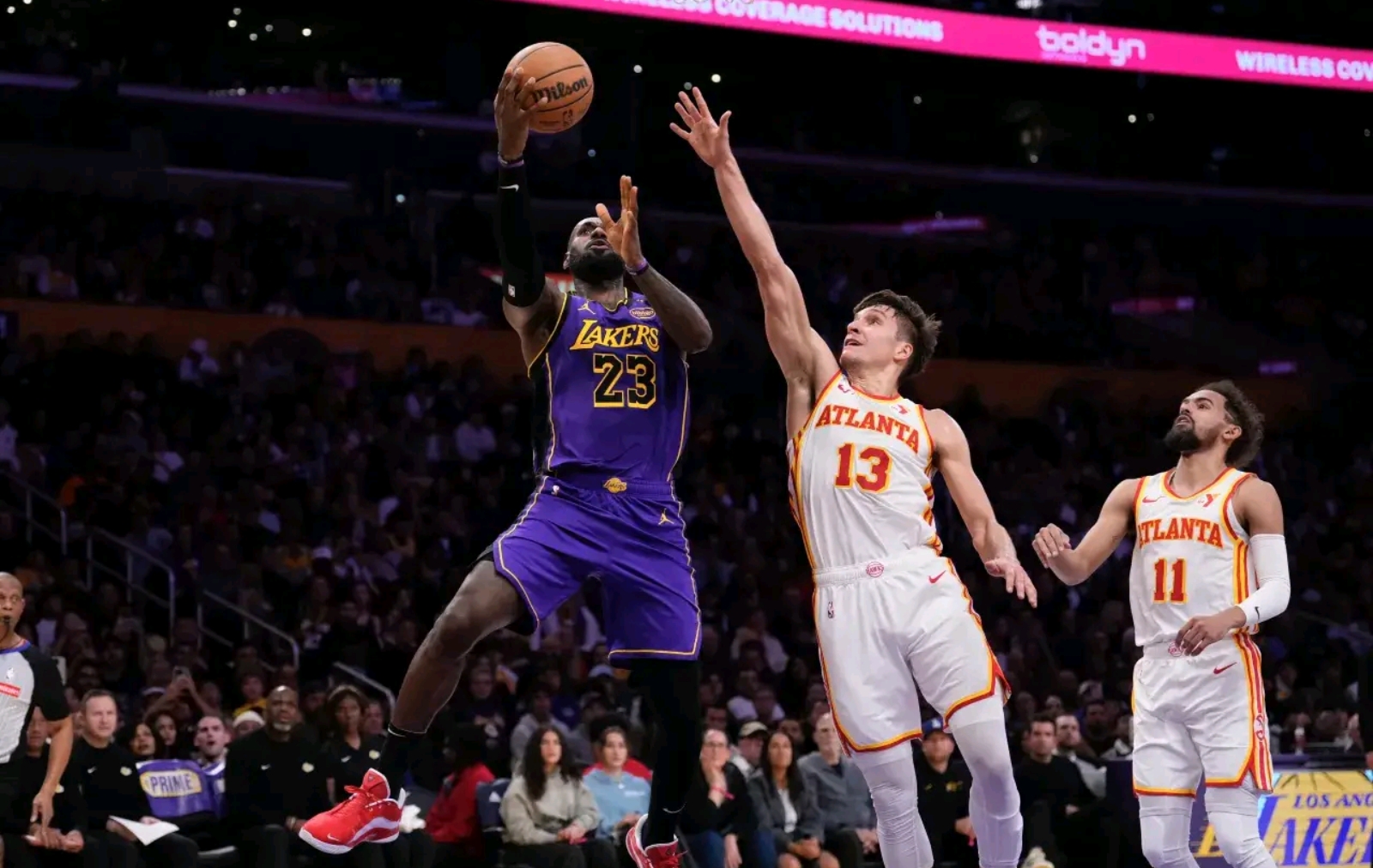 DB gaming-湖人大胜雄鹿，詹姆斯23分9篮板8助攻的简单介绍