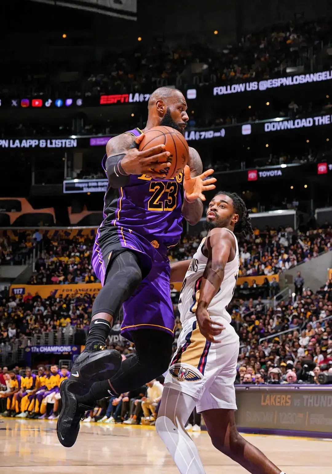 湖人大胜雄鹿，詹姆斯23分9篮板8助攻的简单介绍