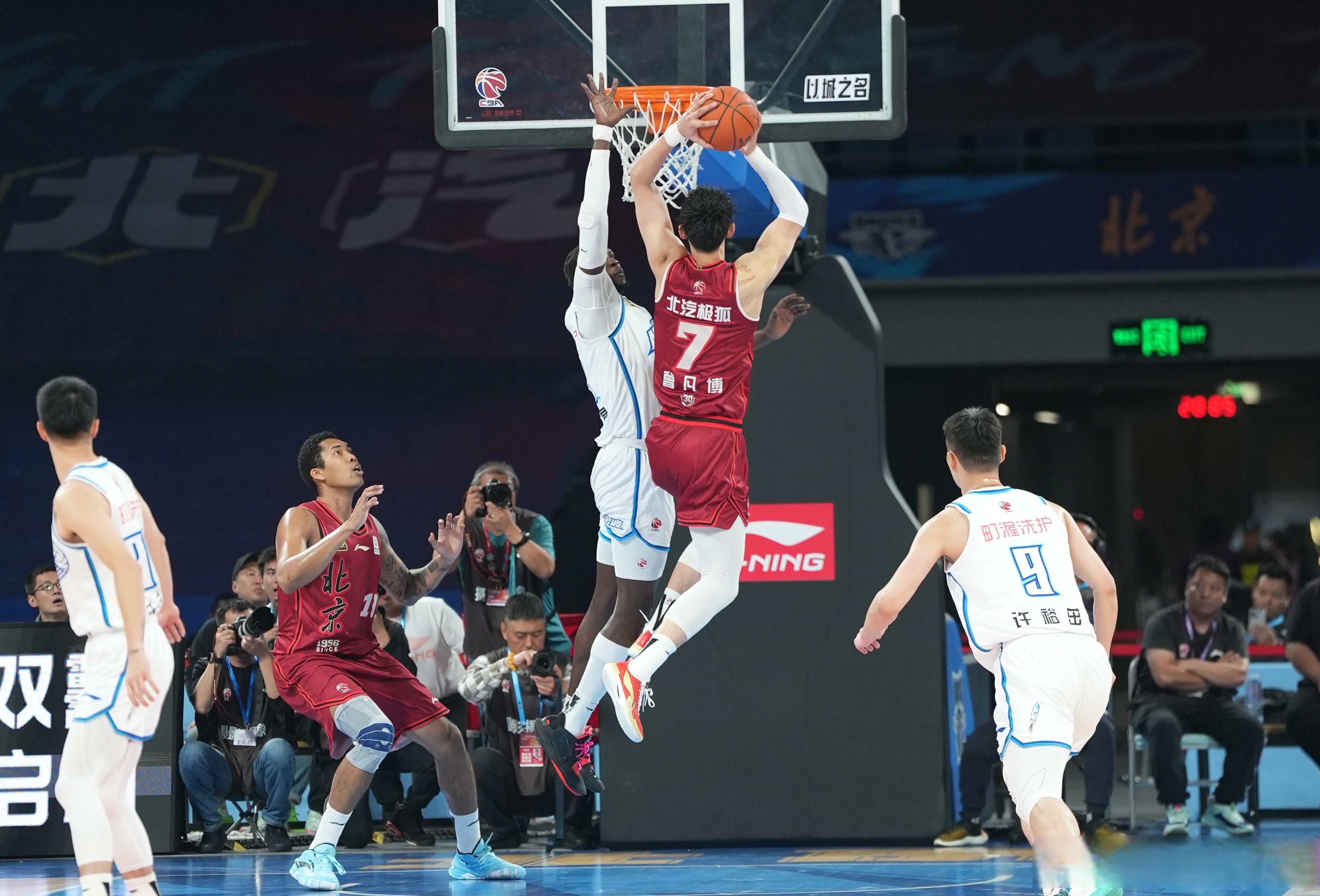 包含北京主场大胜山东，稳固季后赛资格的词条